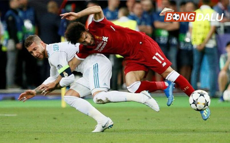 Cầu thủ bị trọng tài phát hiện đánh nguội trên sân